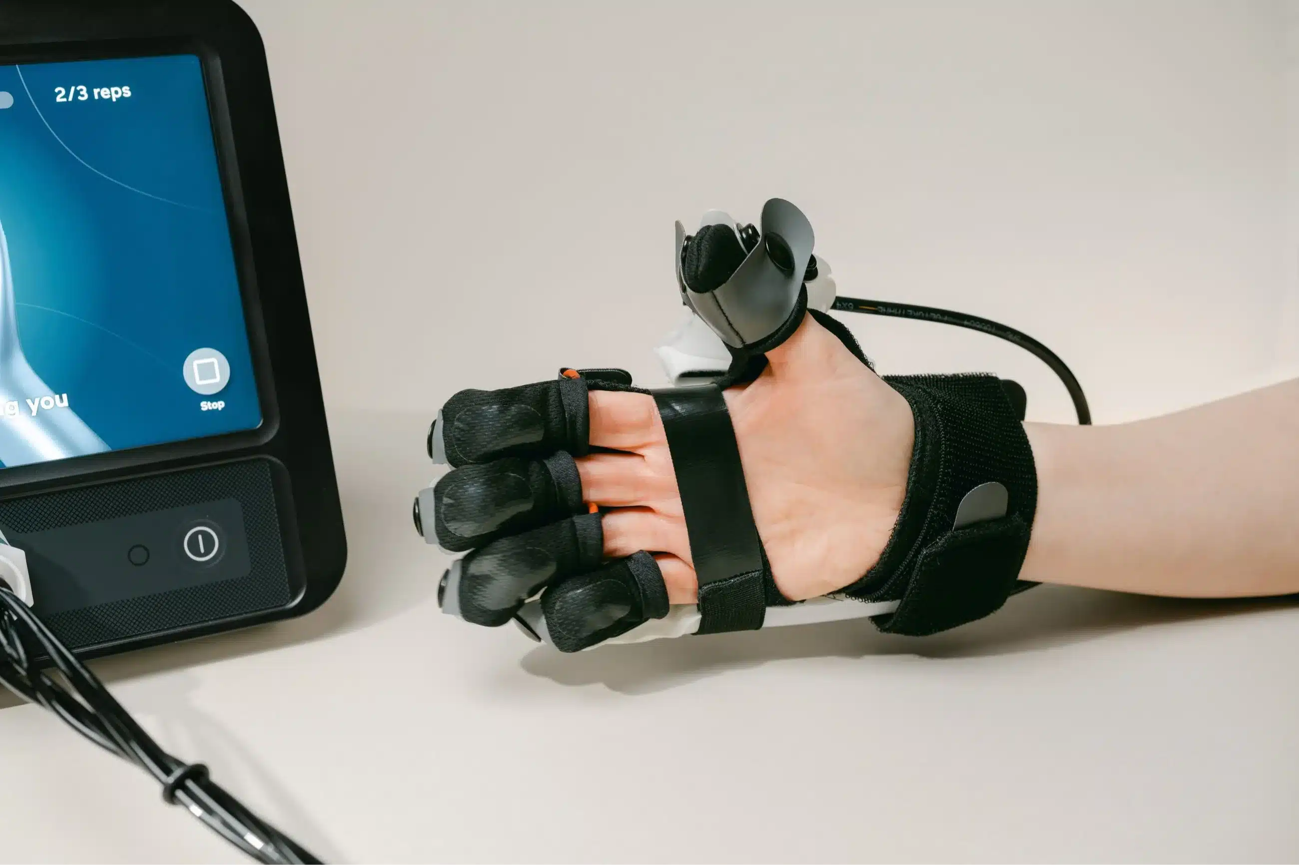 Soft robotic wearable device aiding hand movement in motor rehabilitation
